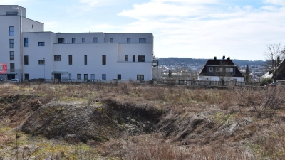 Auf dieser freien Fläche gegenüber des ehemaligen Hotels sollen 18 Eigentumswohnungen entstehen. Dass das Projekt seit Anfang 2024 auf Eis liegt, sieht man der Baufläche an. (Foto: Florian Schwab)