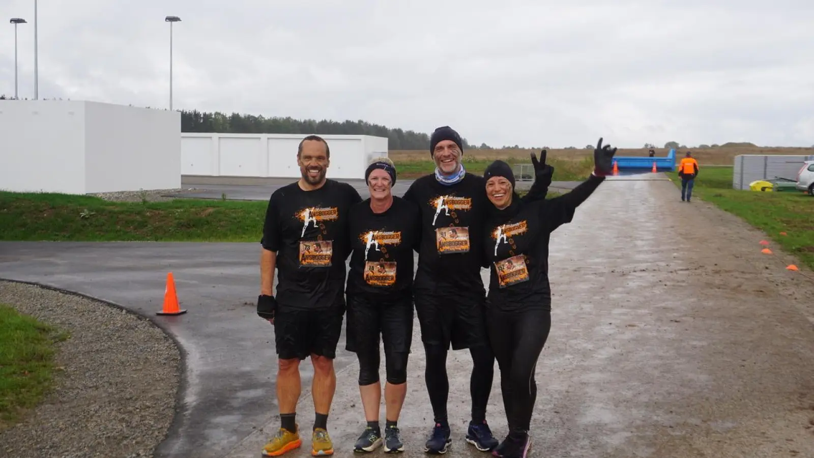 Team „Auszeit“ schafft es ohne größere Probleme ins Ziel. Die Freunde Peter &amp; Astrid Schreiber und Maik &amp; Carina Bergner (v.l.) sind bereits zum zweiten Mal dabei. (Foto: Paul Wiese)