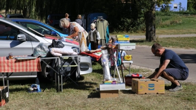 Ein Flohmarkt ohne professionelle Händler: Rund 40 Anbieter stellten in Steinersdorf ihre Waren auf. (Foto: Alexander Biernoth)