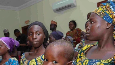 Mädchen aus Chibok, die zuvor aus der Hand islamistischer Extremisten befreit worden waren. (Archiv) (Foto: Str/dpa)