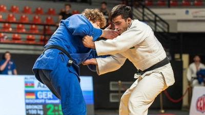 Samuel Bischoff (in Blau) im Kampf um Bronze gegen Janpolad Aliyev. (Foto: Kristijan Arsovski/EJU)
