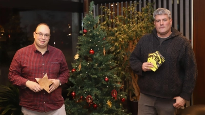 Bernd Hochreuter (links) und Ingo Sips sind zwei der Ehrenamtlichen von der Initiative Brücke zum Nächsten. Sie heißt am kommenden Dienstag die Gäste einer Heiligabend-Feier willkommen. (Foto: Oliver Herbst)