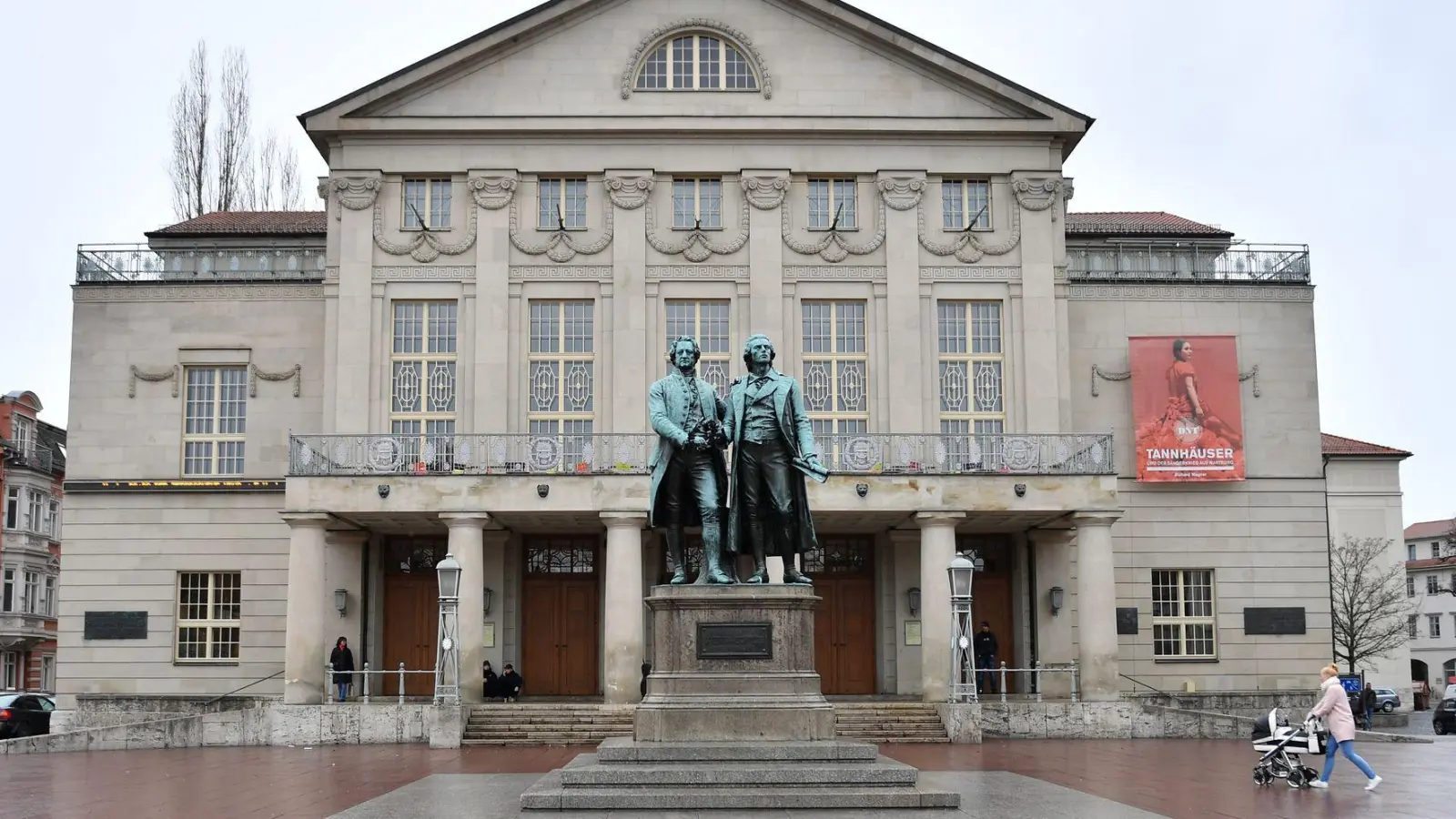 Das Deutsche Nationaltheater Weimar (DNT) mit dem Goethe-Schiller-Denkmal. (Archivbild) (Foto: Martin Schutt/dpa-Zentralbild/dpa)