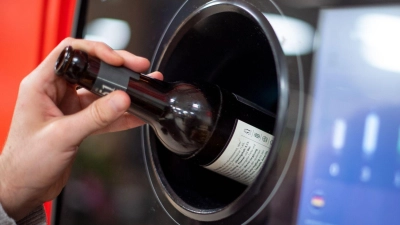 Schluckt der Automat die Flasche? Rund um die Leergut-Rücknahme gibt es immer wieder Ärger. (Foto: Monika Skolimowska/dpa-Zentralbild/dpa-tmn)