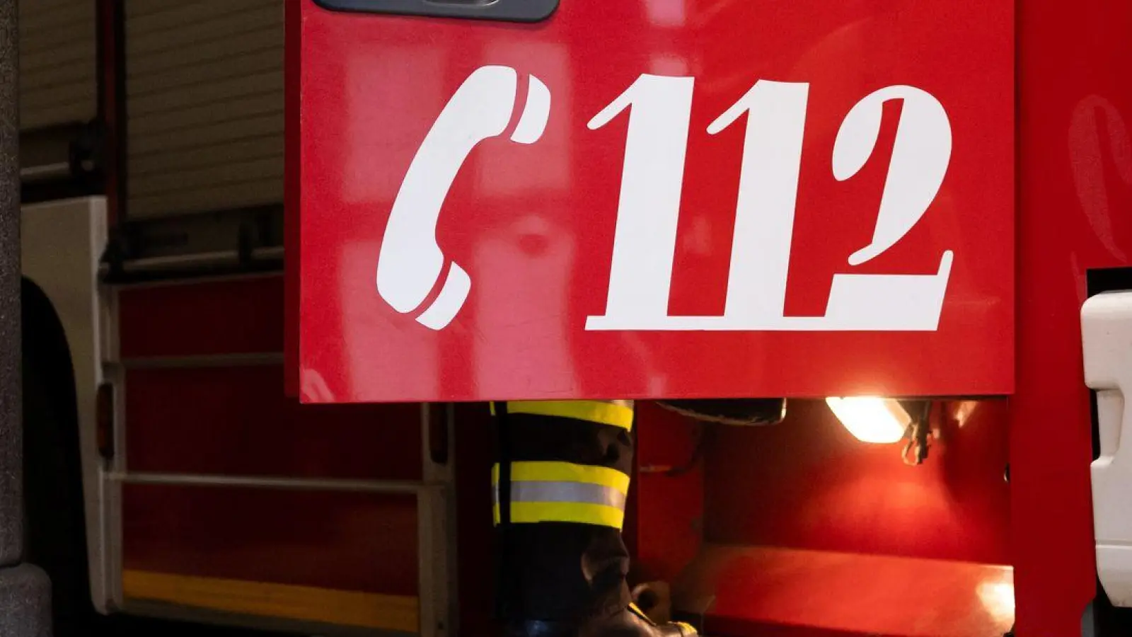 Nach dem Einsatz mussten mehrere Feuerwehrleute behandelt werden. (Foto: Niklas Treppner/dpa)
