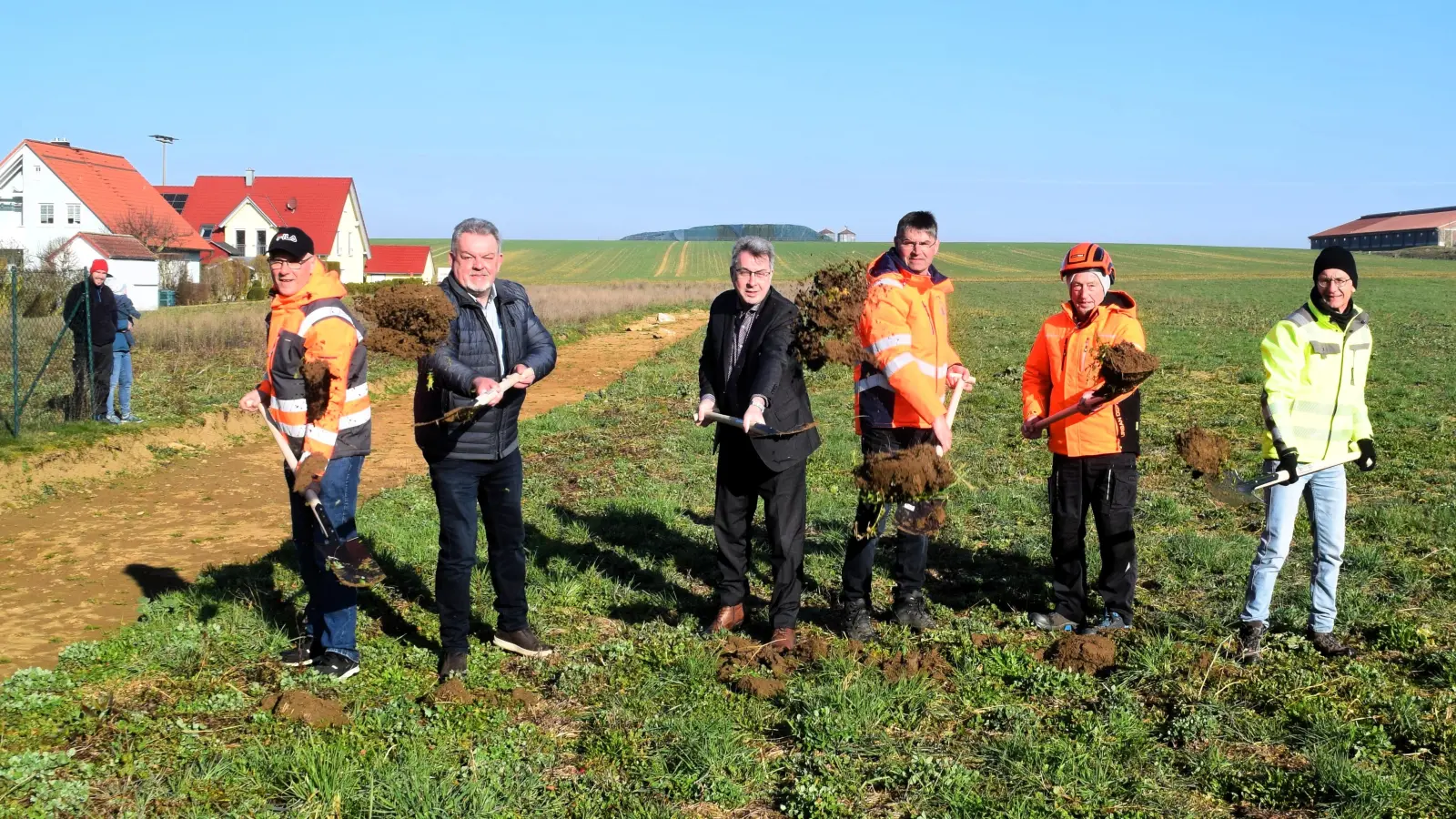 Spatenstich für das neue Baugebiet in Langensteinach: (von links) Martin Müller, Hermann Schuch, Wolfgang Lampe, Martin Barthelme (Müller Hoch- und Tiefbau GmbH aus Gerolzhofen), Günter Steinmüller (Newo Bau GmbH aus Theres-Horhausen) und Helmut Ludwig (Ingenieurbüro Heller aus Herrieden).  (Foto: Gerhard Krämer)