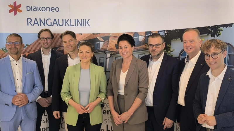 Pflegedienstleiter Hardy Zießler, die Architekten Sten Schwermer und Sven Bremer, Gesundheitsministerin Judith Gerlach, Diakoneo-Vorständin Verena Bikas und Chefarzt Dr. Thomas Fink feierten die Einweihung gemeinsam mit Oberbürgermeister Thomas Deffner und Landrat Marco Meier (von links).  (Foto: Thomas Schaller)