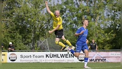 Da hebt er ab, der Marco Volkert (links, Losaurach) nach seinem Tor zum 1:0. Am Ende jubelt aber Steinachgrund mit 5:2 (rechts Niklas Heublein). (Foto: Martin Rügner)