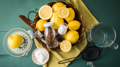 Für selbstgemachtes Mückenspray braucht man Zitronensaft, Zitronenöl, Backpulver, Wasser und eine kleine Sprühflasche. (Foto: Christin Klose/dpa-tmn)