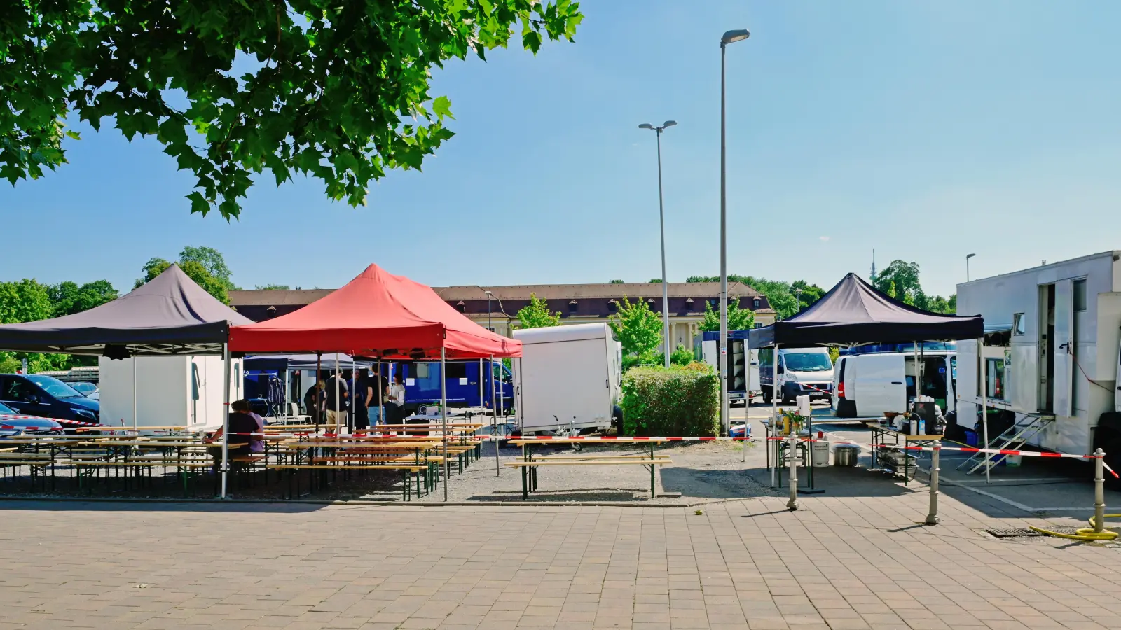 Wagenburg und Zeltstadt: Auf dem Parkplatz Hofwiese baute die Crew ihr Basislager auf. (Foto: Jim Albright)