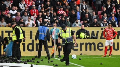 Die Anhänger von Eintracht Frankfurt warfen im Derby gegen den FSV Mainz 05 Gegenstände aufs Feld. (Foto: Arne Dedert/dpa)
