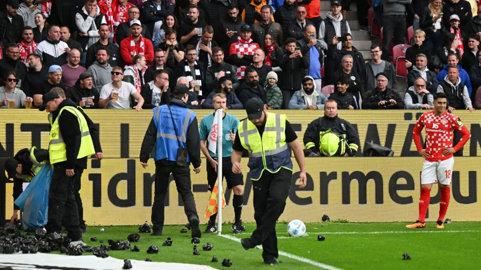 Die Anhänger von Eintracht Frankfurt warfen im Derby gegen den FSV Mainz 05 Gegenstände aufs Feld. (Foto: Arne Dedert/dpa)