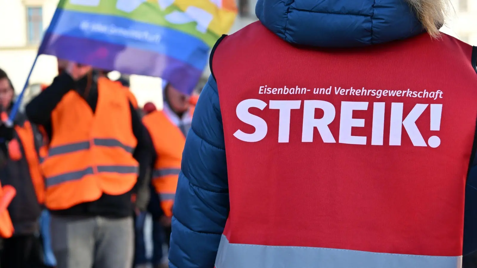 Die EVG ruft für Freitag zu einem bundesweiten Warnstreik auf. (Foto: Martin Schutt/dpa)