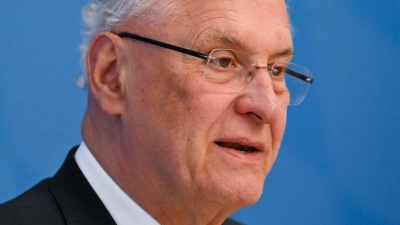 „Bei der kommenden Landtagswahl soll es bei der bisherigen Verteilung der Mandate auf die sieben Regierungsbezirke bleiben“, sagte Bayerns Innenminister Joachim Herrmann (CSU). (Archiv) (Foto: Sven Hoppe/dpa)