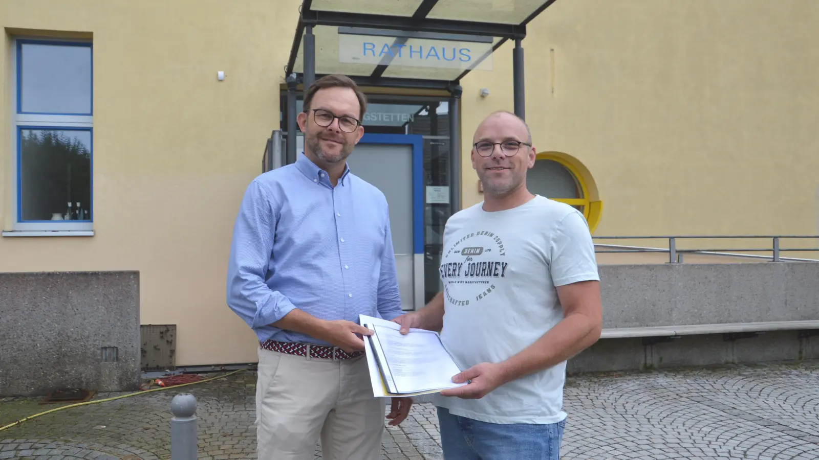 Andreas May (rechts) ist Anwohner im Kernort von Wilburgstetten. Im Namen von 106 Bürgerinnen und Bürgern überreichte er den Antrag auf eine Temporeduzierung im Wohnbereich an Bürgermeister Michael Sommer (links). (Foto: Peter Tippl)