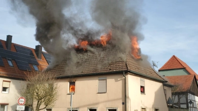 Im Sugenheimer Ortsteil Ullstadt brennt ein Wohnhaus. (Foto: Ulli Ganter)