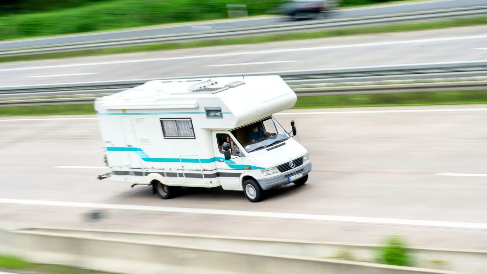 Durch die Kollision wurde das Wohnmobil seitlich erfasst und vom Lkw quer zur Fahrbahn geschoben. (Symbolbild: Hauke-Christian Dittrich/dpa)