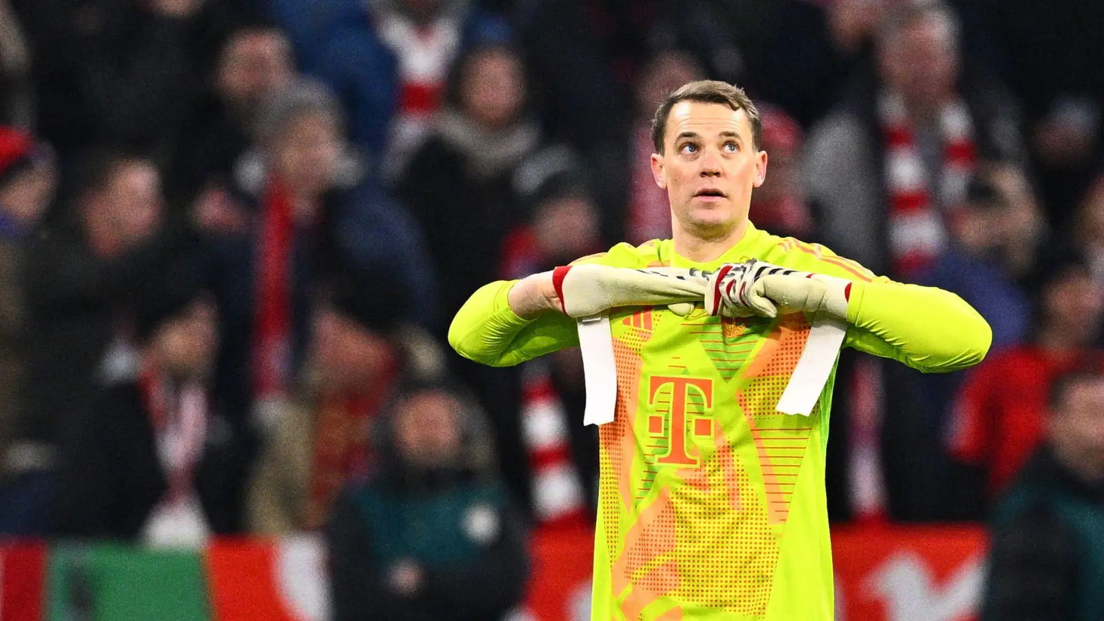 Frühes Arbeitsende nach dem ersten Platzverweis als Profi: Manuel Neuer. (Foto: Tom Weller/dpa)