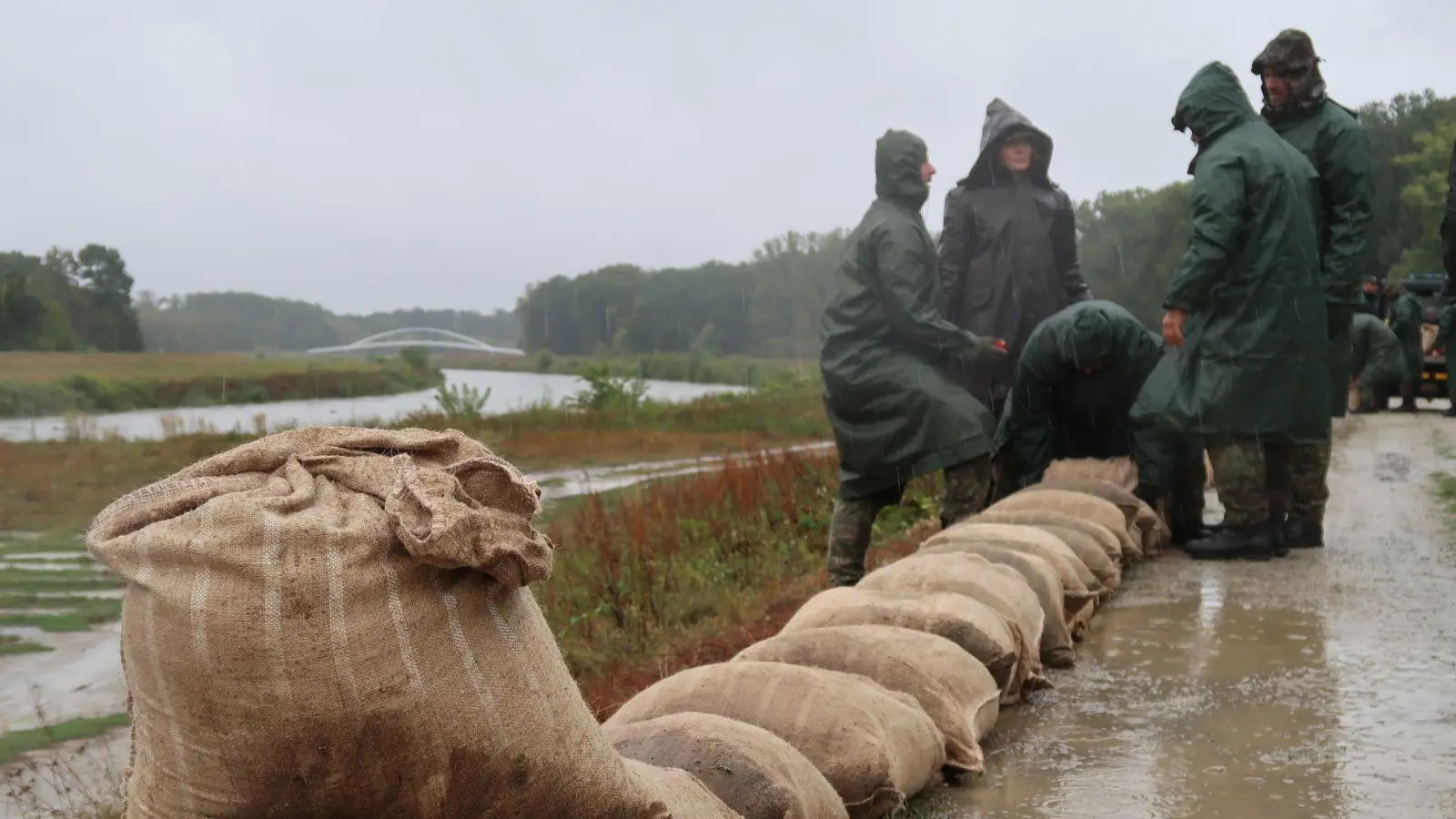 Soldaten helfen Sandsäcke als Damm gegen Hochwasser an einem Fluss in der Slowakei aufzutürmen. In mehreren Ländern im Osten von Europa drohen schwere Regenfälle und Überschwemmungen. (Foto: Ondrej Hercegh/TASR/dpa)