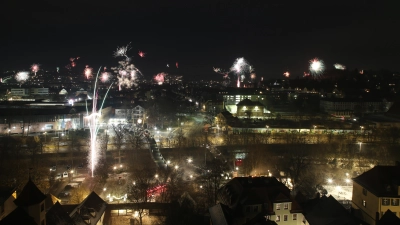 Buntes Feuerwerk in Ansbach: So sah das zum Jahreswechsel 2025/26 aus. Die Offene Linke wünscht sich für die nächste Silvesternacht eine andere Art des Feierns. (Archivbild: Alexander Biernoth)