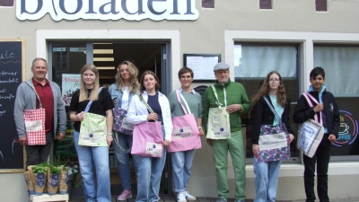 Bei der Übergabe der Leihtaschen am Feuchtwanger Bioladen (von links): Zweiter Bürgermeister Walter Soldner, Schülerin Maja Heinzmann, Bioladen-Betreiberin Sylwia Spaniel, Schülerin Jule Seng, Lehrerin Katharina Eisermann, Stadtrat Wolfgang Hauf, Schülerin Mara Broß und Schüler Luca Bender. (Foto: Jasmin Kiendl)