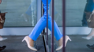 Ab zum neuen Arbeitsort? Arbeitgeber müssen Arbeitnehmer nicht in jedem Fall um Zustimmung bitten.  (Foto: Jens Büttner/dpa/dpa-tmn)