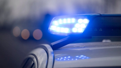 Vier Menschen sind in Niederbayern bei einem Überhol-Unfall schwer verletzt worden. (Symbolbild) (Foto: Marijan Murat/dpa)