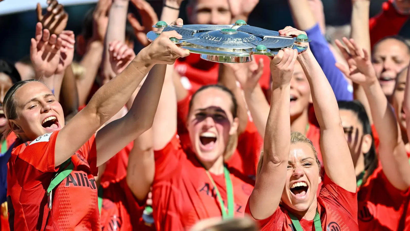 Gewohntes Bild: Die Bayern-Fußballerinnen stehen kurz vor der nächsten Meisterschaft. (Archivbild) (Foto: Harry Langer/dpa)