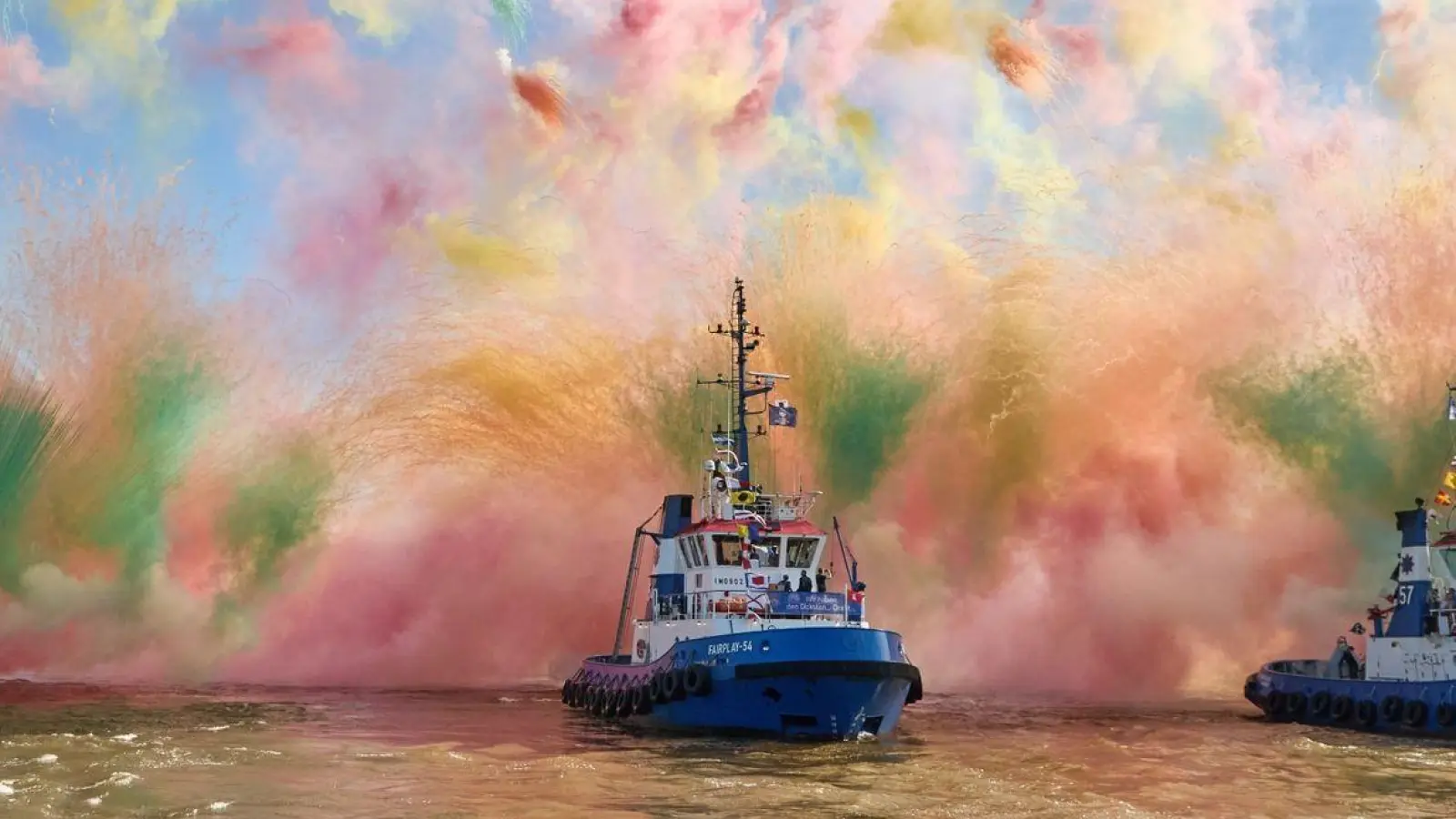 Mit Schlepperballett und Farbbomben: Der Hamburger Hafen feiert Geburtstag. (Foto: Georg Wendt/dpa)