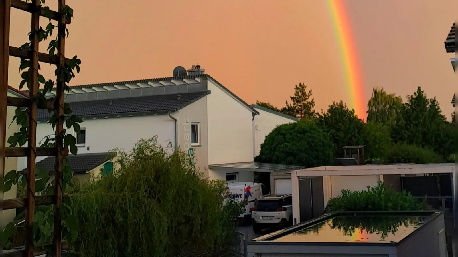 Nach dem Regenguss spiegelte sich der intensive Regenbogen in Neuendettelsau auch in den entstandenen Pfützen. (Foto: Antonia Müller)
