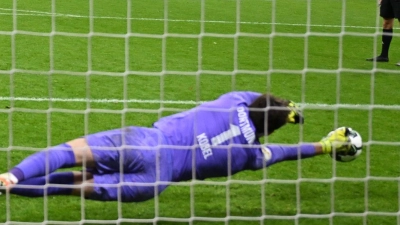 Wird zum Helden: Gregor Kobel im BVB-Tor (Foto: Arne Dedert/dpa)