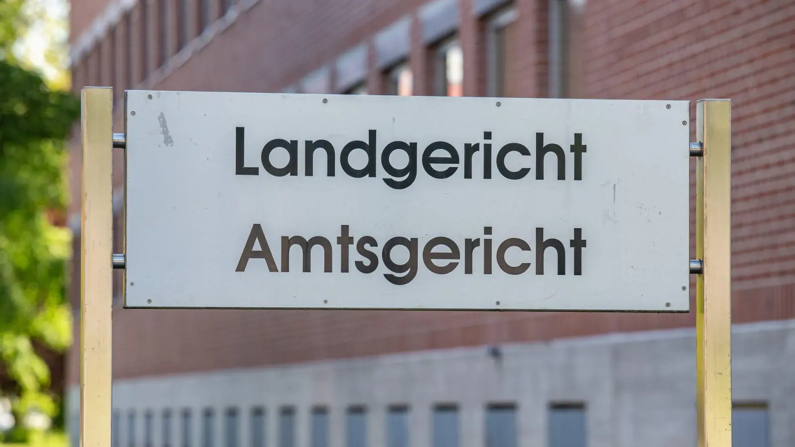 Vor dem Landgericht Landshut beginnt ein Prozess gegen einen Mann, der seine Frau im Beisein der gemeinsamen Kinder angegriffen und dann erstochen haben soll. (Symbolbild) (Foto: Armin Weigel/dpa)