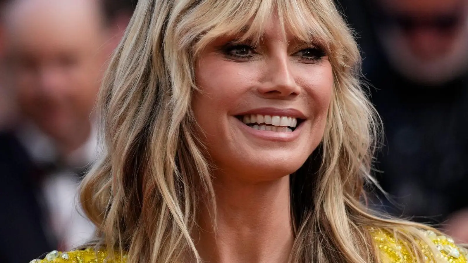 Bei der ersten Challenge mussten die Kandidatinnen und Kandidaten zu zweit vor einer Kamera posieren und Heidi Klum überzeugen. (Foto: Scott Garfitt/AP/dpa)