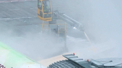Aufgrund der Witterungen dauert das Enteisen der Maschinen derzeit noch deutlich länger als sonst. (Foto: Carsten Koall/dpa)