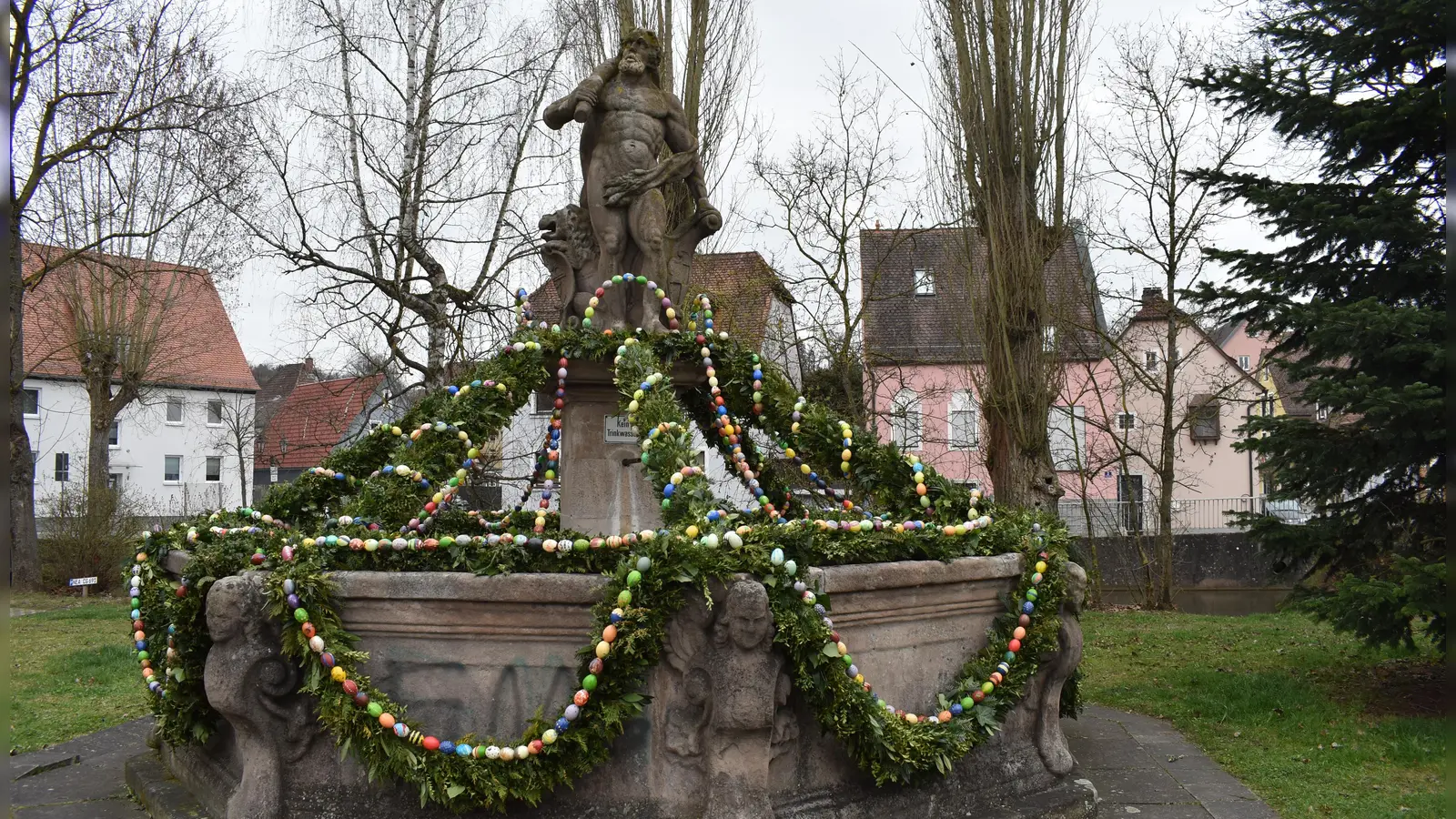 Auch Herkules, der im Sagenleben nicht gerade alles behandelt hat wie ein rohes Ei, wacht nun in Emskirchen über den empfindlichen österlichen Schmuck. (Foto: Ute Niephaus)