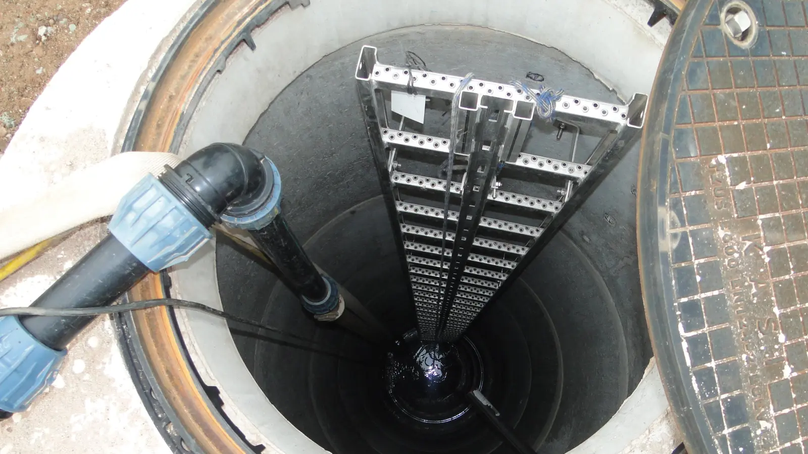 Dieser Sammelschacht wird das kontaminierte Grundwasser aufnehmen, bevor es in die Filteranlage gepumpt wird. (Foto: Winfried Vennemann)