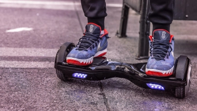 Rollen statt laufen: Hoverboards sind vor allem bei Kindern beliebt. Ein solches Elektro-Gefährt hat in Wilhelmsdorf an der Ladestation Feuer gefangen. (Symbolbild: Pixabay)