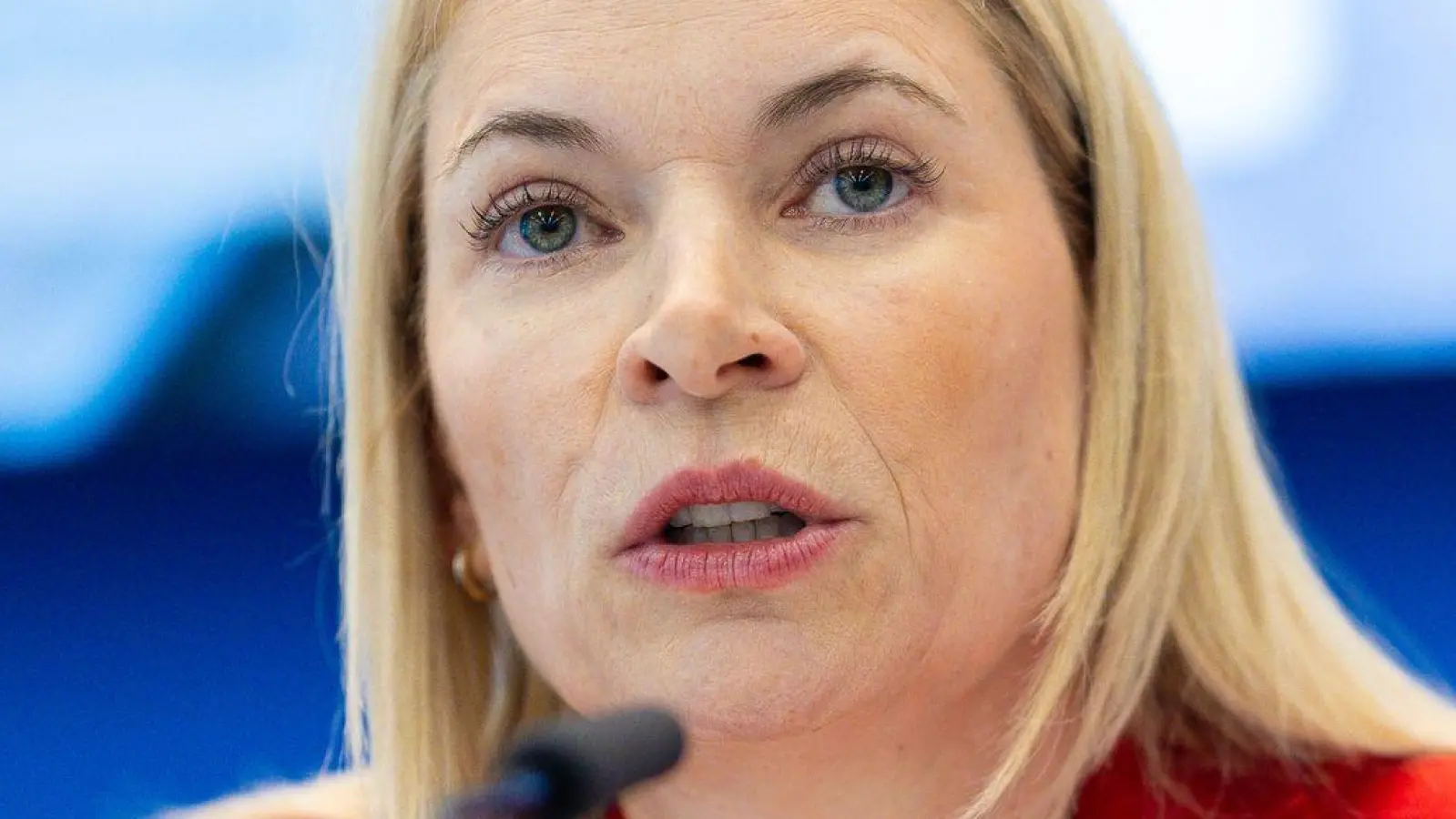 Bahnchefin Evelyn Palla musste den Projektpartnern von Stuttgart 21 die erneute Verschiebung der Eröffnung erklären. (Foto: Christoph Schmidt/dpa)