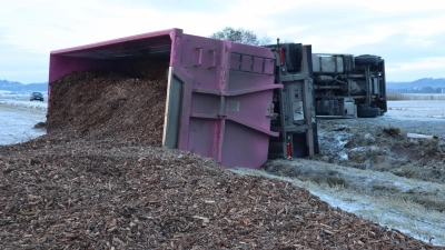 Die Straße zwischen Erlbach und Brunst bei Leutershausen im Landkreis Ansbach wird voraussichtlich den ganzen Montag blockiert sein. (Foto: Gudrun Bayer)