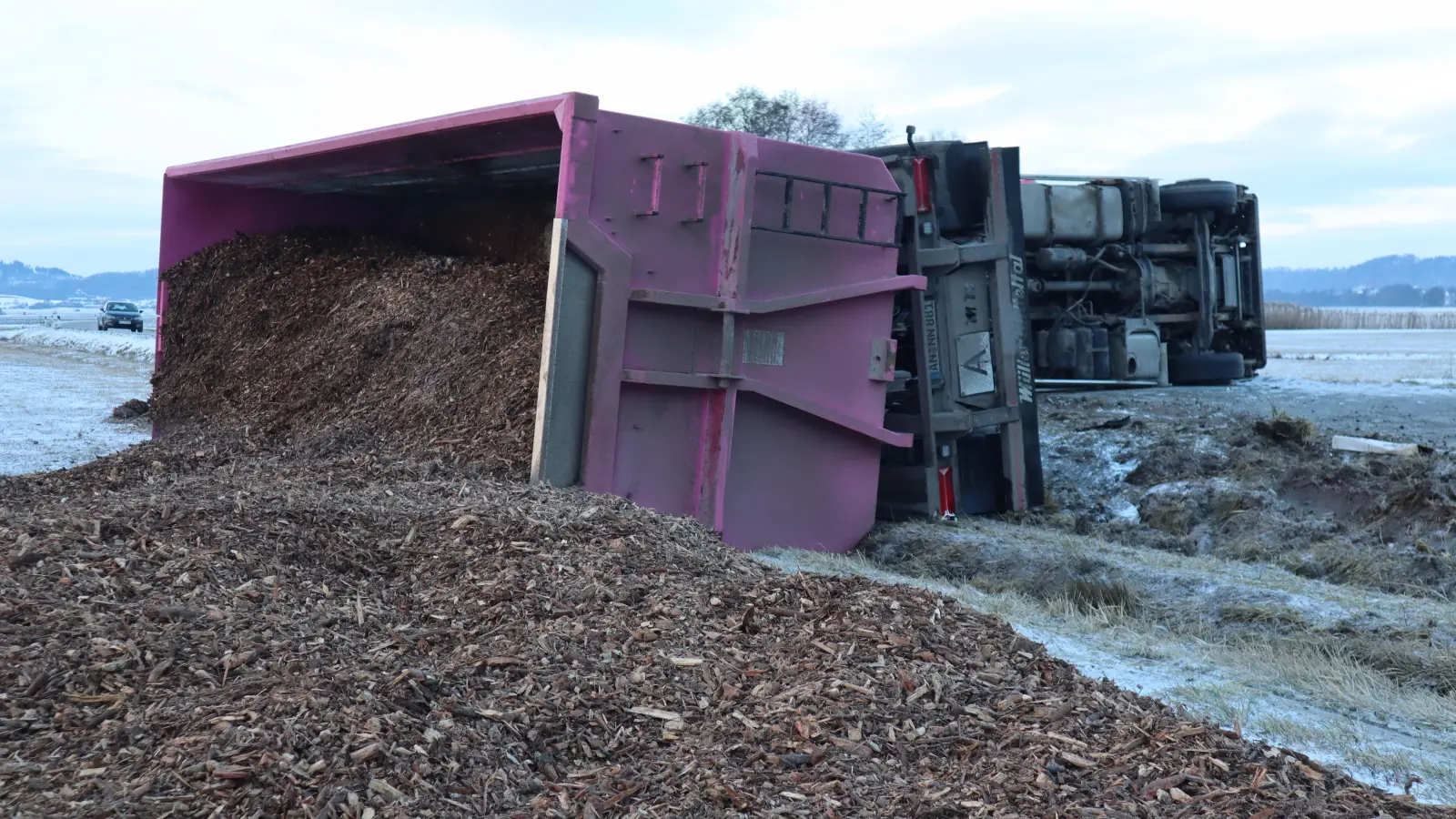 Die Straße zwischen Erlbach und Brunst bei Leutershausen im Landkreis Ansbach wird voraussichtlich den ganzen Montag blockiert sein. (Foto: Gudrun Bayer)