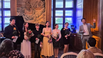 Der künstlerische Leiter Florian Glemser mit den Musikerinnen und Musikern Klara Schnapp, Maria Bezrukova, Anastasia Bezrukova, Hendrik Ostendorp, Daniela Jimenèz und Elias Jin (von rechts).  (Foto: Margit Schwandt)