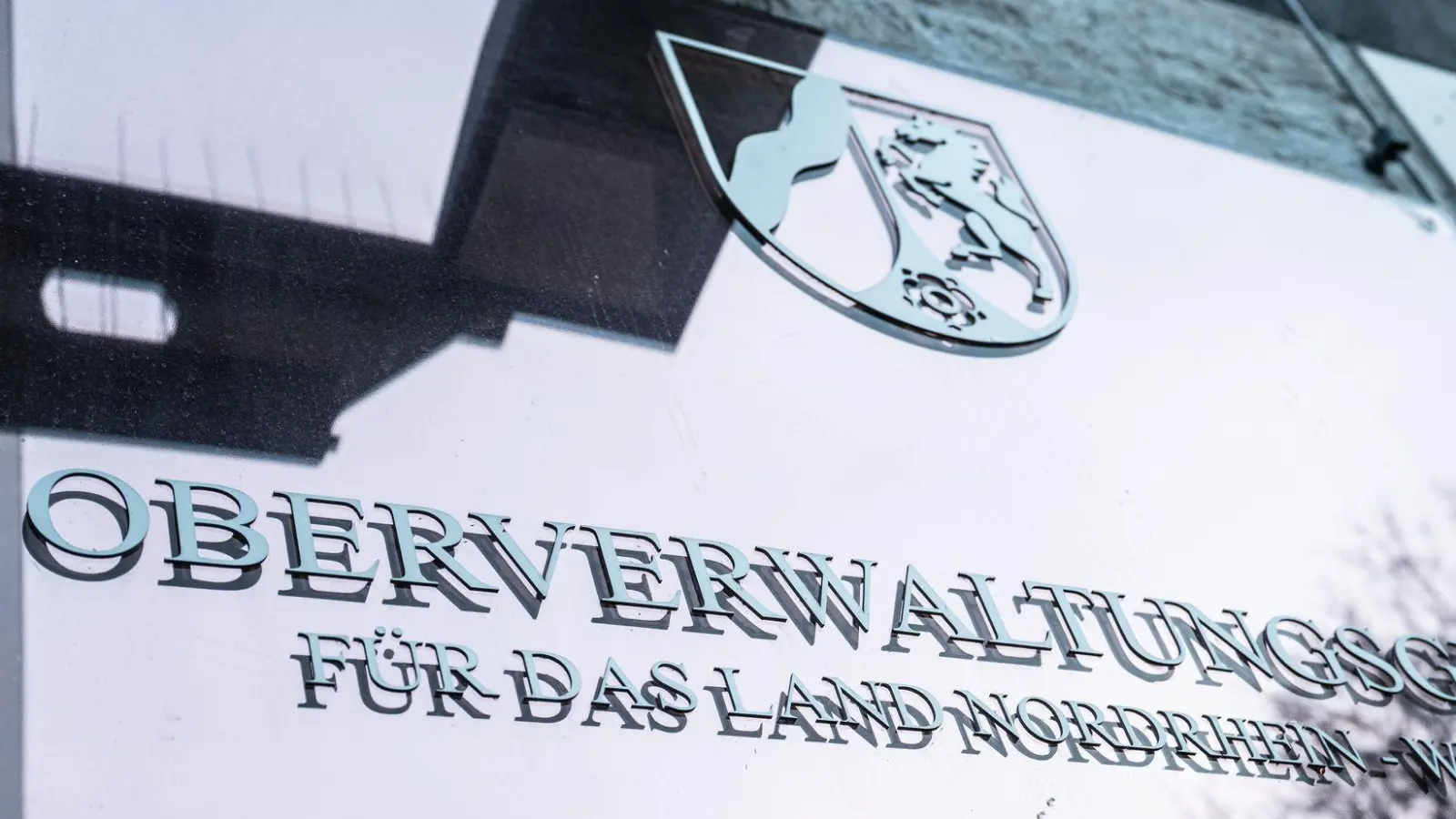 Nach einem Eilbeschluss des Oberverwaltungsgerichts Münster darf der Rapper 18 Karat abgeschoben werden. (Symbolbild) (Foto: Guido Kirchner/dpa)