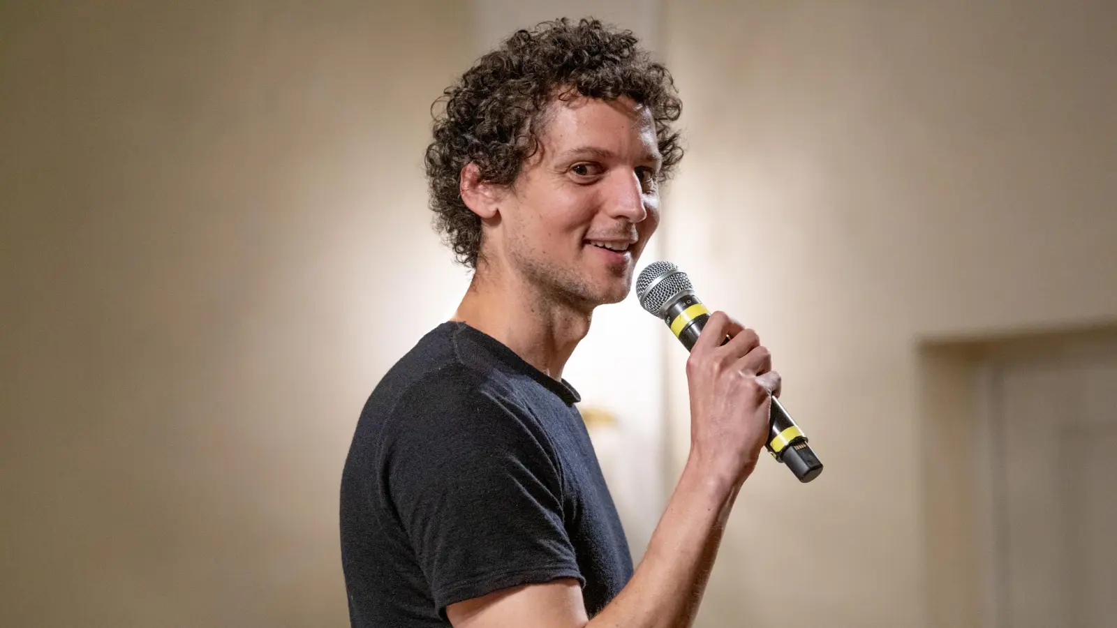Lucas Fassnacht trug ein „Spoken Word” vor. (Foto: Evi Lemberger)
