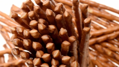 Salzstangen sind ein beliebter Knabberspaß. „Öko-Test“ kritisiert aber in einigen der untersuchten Produkte den erhöhten Acrylamidgehalt. (Foto: Holger Hollemann/dpa/dpa-tmn)