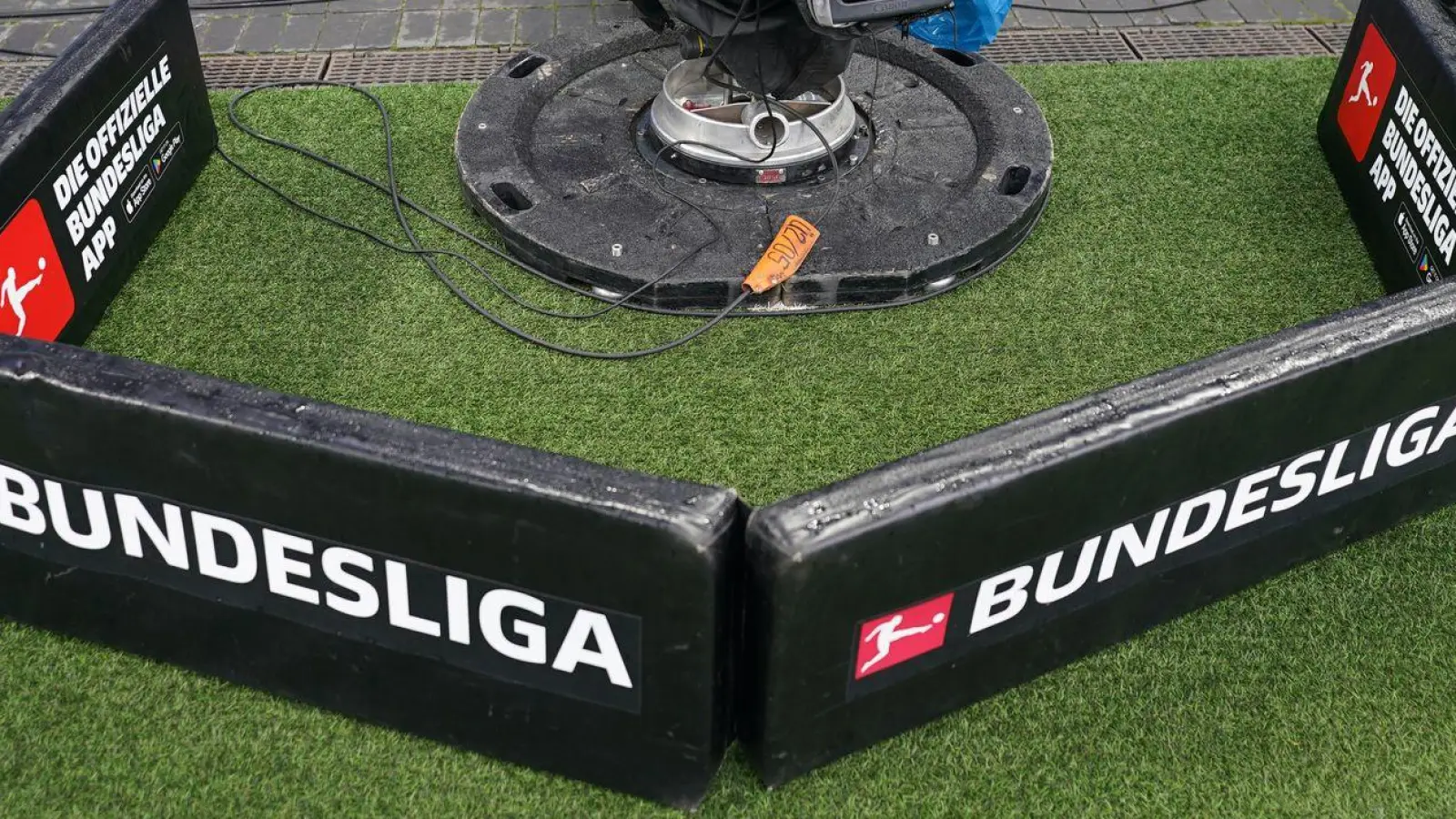 Die Deutsche Fußball Liga firmiert ab der kommenden Saison unter dem Namen Bundesliga. (Archivbild)  (Foto: Marcus Brandt/dpa)