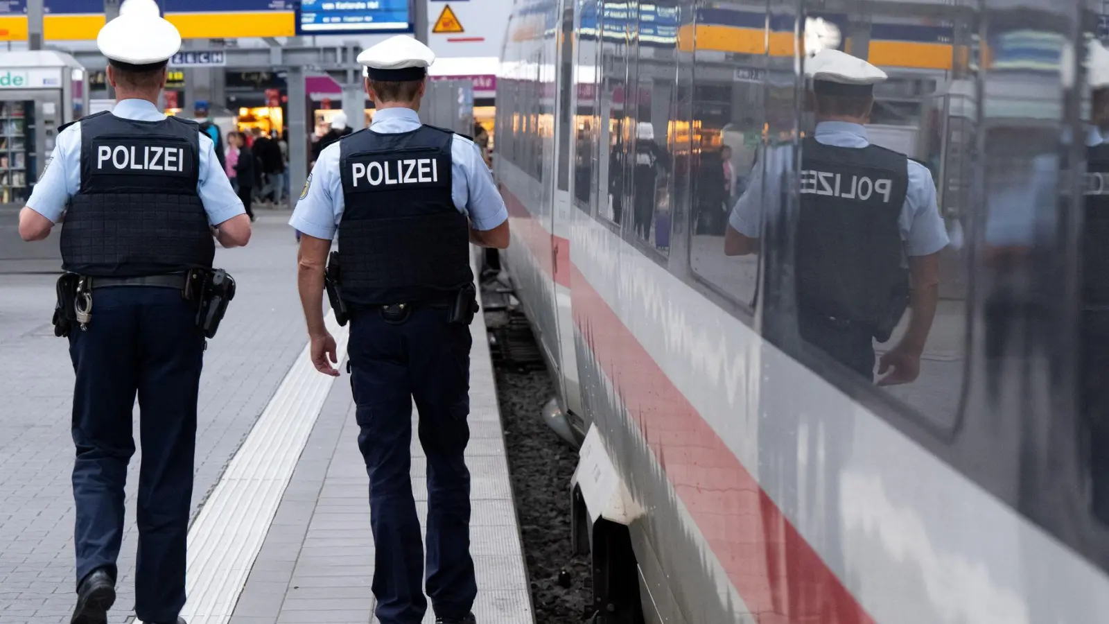 Ziel sei es, Gewaltdelikte zu verhindern, Verdächtige früh zu erkennen und das Sicherheitsgefühl von Reisenden und Bahn-Mitarbeitenden zu stärken. (Symbolbild) (Foto: Sven Hoppe/dpa)