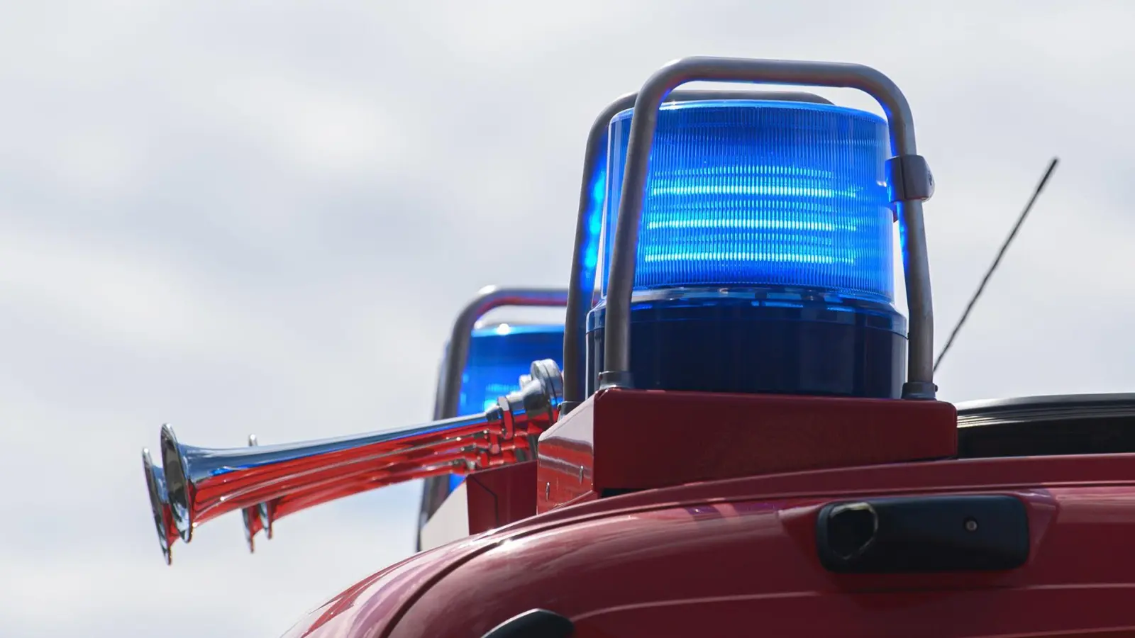 Blaulichter leuchten auf dem Dach eines Einsatzfahrzeugs der Feuerwehr. (Foto: Robert Michael/dpa-Zentralbild/ZB/Symbolbild)