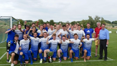 Ausgerechnet Uffenheims Bürgermeister Wolfgang Lampe (ganz rechts) musste in seiner Eigenschaft als Schirmherr den Siegerpokal an die jubelnden Kicker des SVV Weigenheim überreichen, die im Finale des VG-Turniers „seinen“ FV Uffenheim überraschend bezwungen hatten. Er trug es mit einem Lächeln. (Foto: Sylvia Fehlinger)