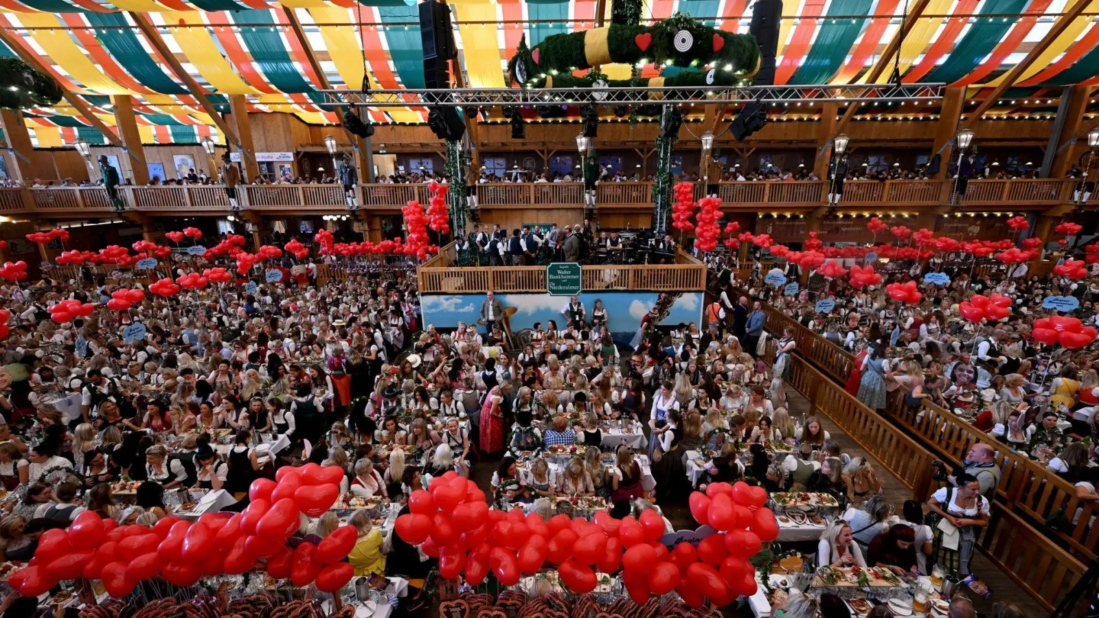 In jedem Bierzelt feiert es sich etwas anders. (Foto: Felix Hörhager/dpa)