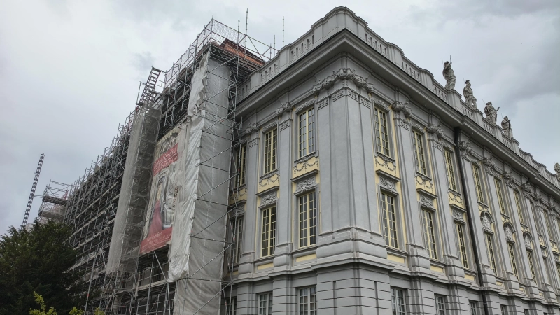 Die Sanierung des Ansbacher Schlosses verteuert sich um fast vier Millionen Euro. Die Hauptfassade zur Promenade ist fertiggestellt, auf der Südwestseite laufen noch die letzten Arbeiten. (Foto: Robert Maurer)